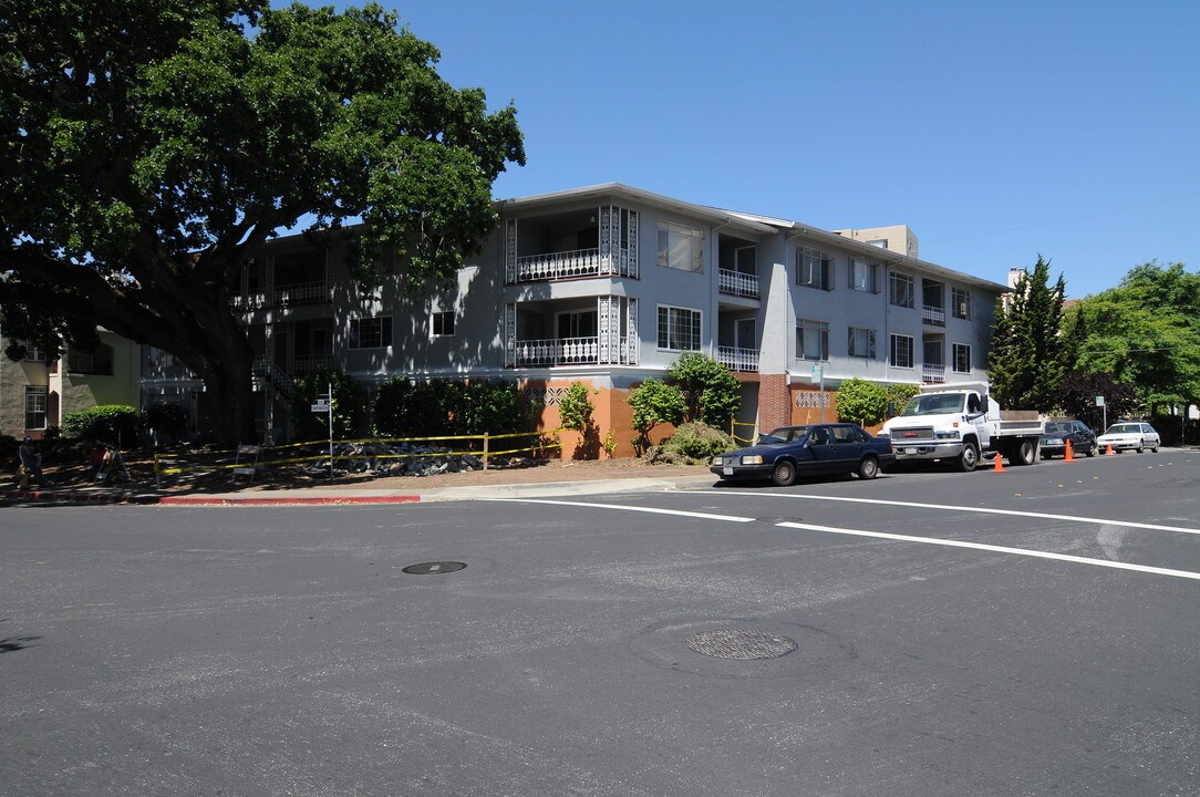 100 Dartmouth Rd in San Mateo, CA - Foto de edificio