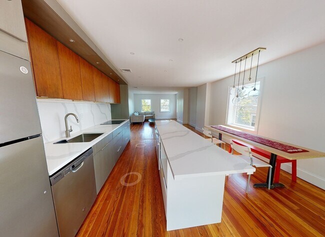 15 Colbourne Crescent in Brookline, MA - Building Photo - Building Photo