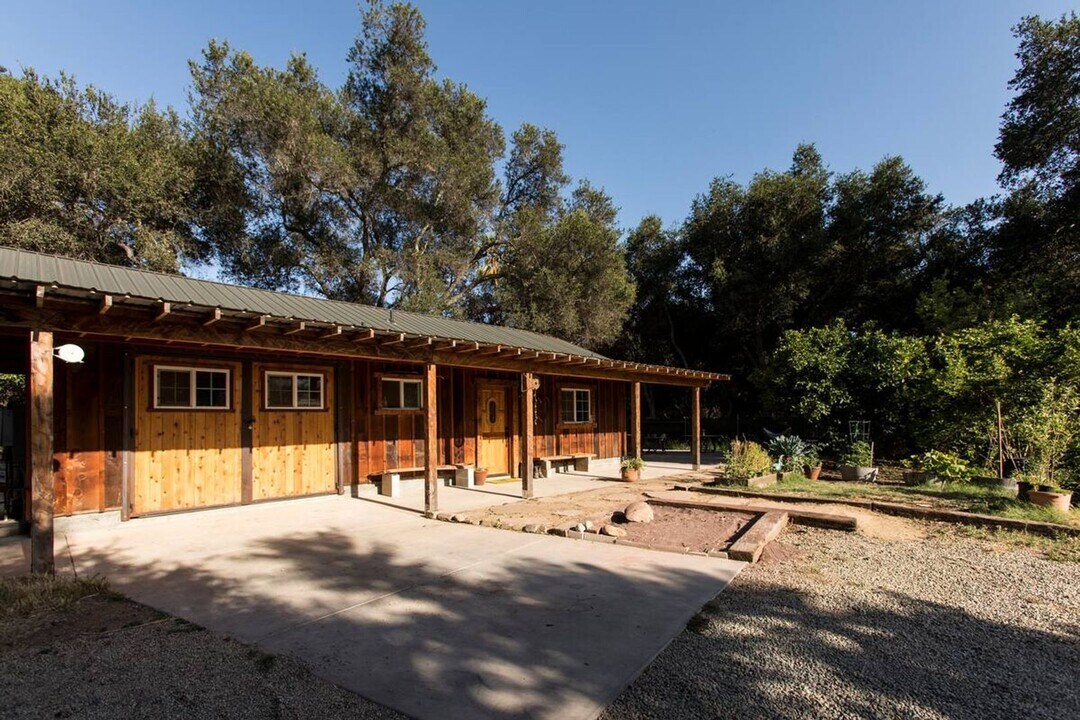 142 N La Luna Ave in Ojai, CA - Building Photo