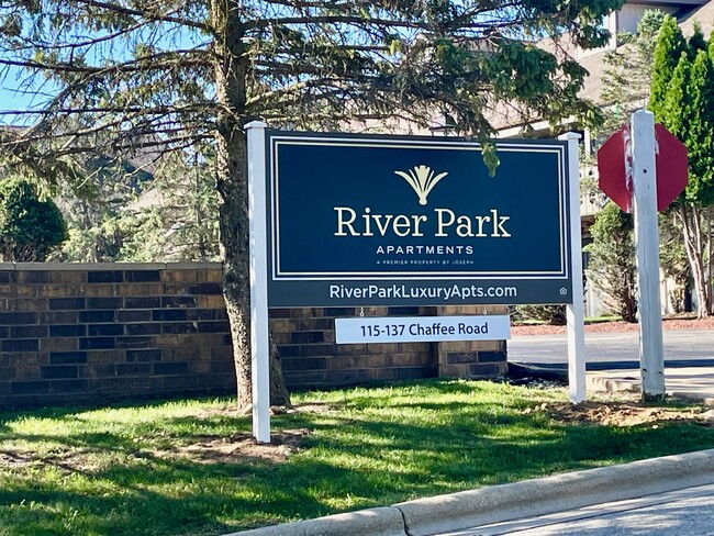 River Park Apartments in Oconomowoc, WI - Foto de edificio - Building Photo