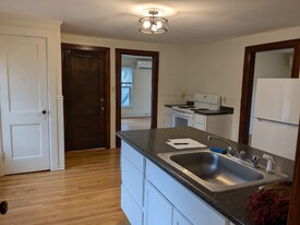 85 Beech St in Holyoke, MA - Building Photo