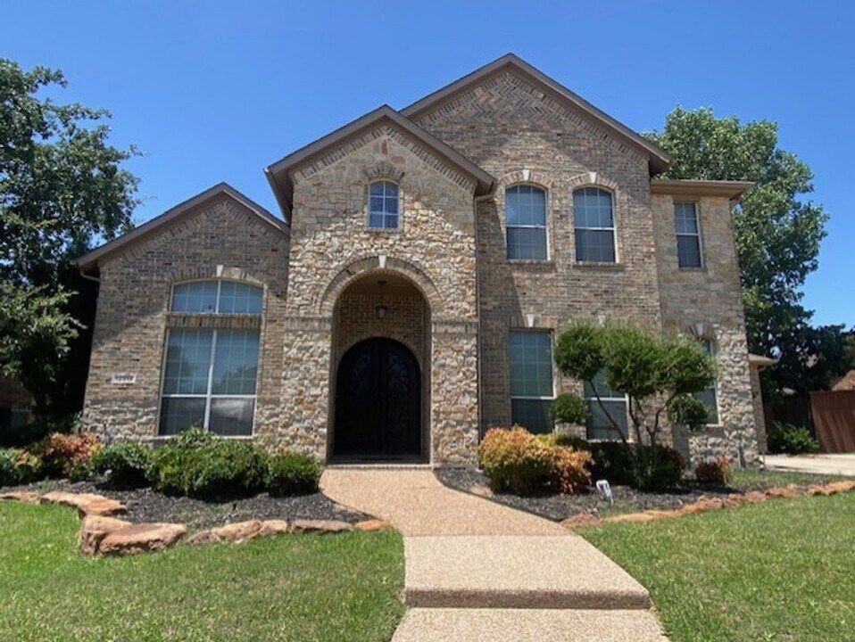 12313 Maplewood Dr in Fort Worth, TX - Foto de edificio
