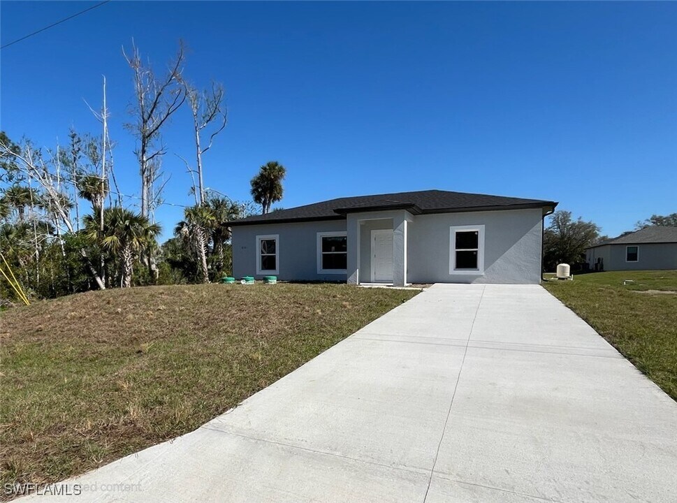 612 Kleinart Dr in Lehigh Acres, FL - Foto de edificio