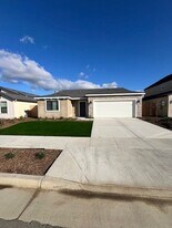 302 N OMalley Ct in Visalia, CA - Building Photo