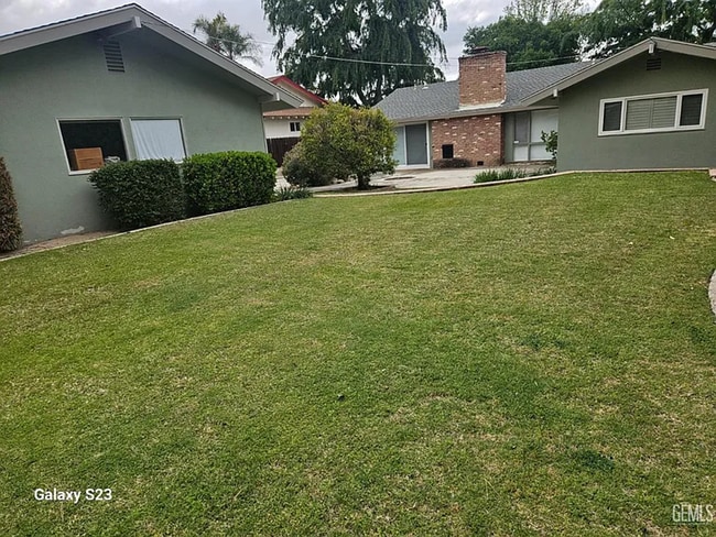 1112 Radcliffe Ave in Bakersfield, CA - Building Photo - Building Photo