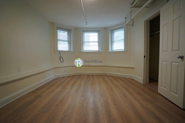 property at 6 Camelot Ct