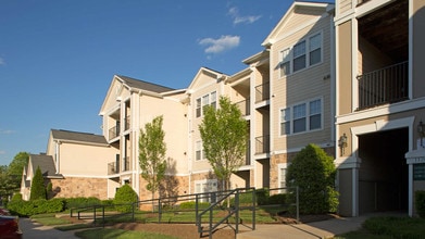 The Reserve at Fairfax Corner in Fairfax, VA - Foto de edificio - Building Photo