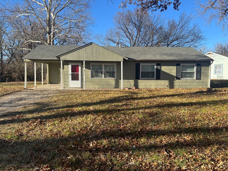 1400 SW Afton St in Topeka, KS - Building Photo