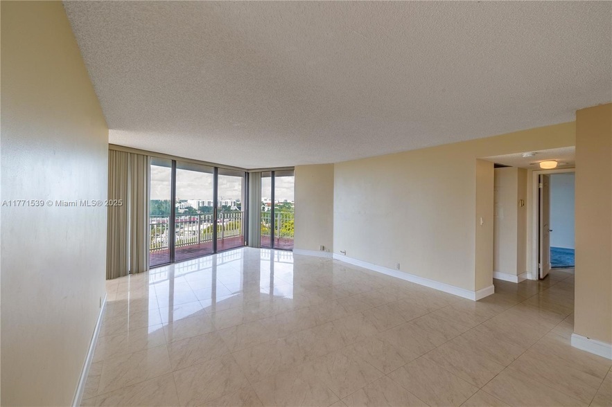2000 Towerside Terrace, Unit 1111 in Miami, FL - Building Photo