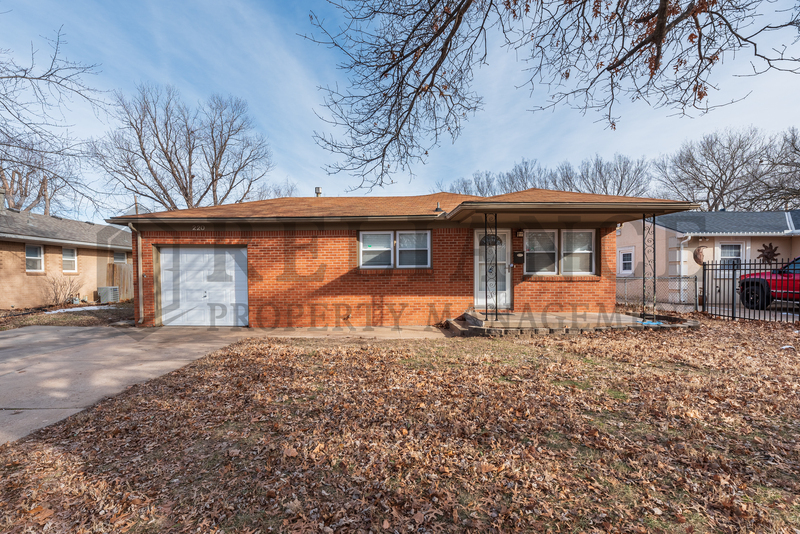 220 N Gow St in Wichita, KS - Foto de edificio