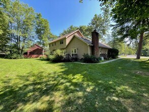 8 Timberwick Dr in Halfmoon, NY - Foto de edificio - Building Photo