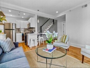 15 Emerson St, Unit 2 in Newton, MA - Building Photo - Building Photo