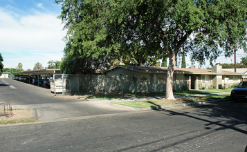 Las Gardenias Apartments in Fresno, CA - Building Photo - Building Photo