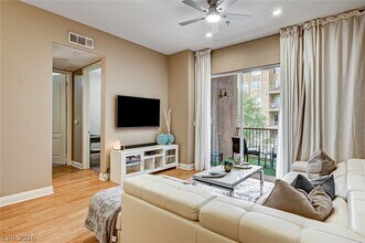 56 E Serene Ave in Las Vegas, NV - Foto de edificio - Building Photo