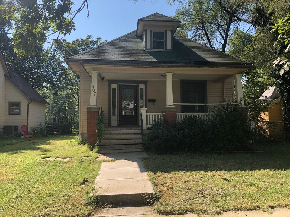 307 Allison St in Newton, KS - Building Photo