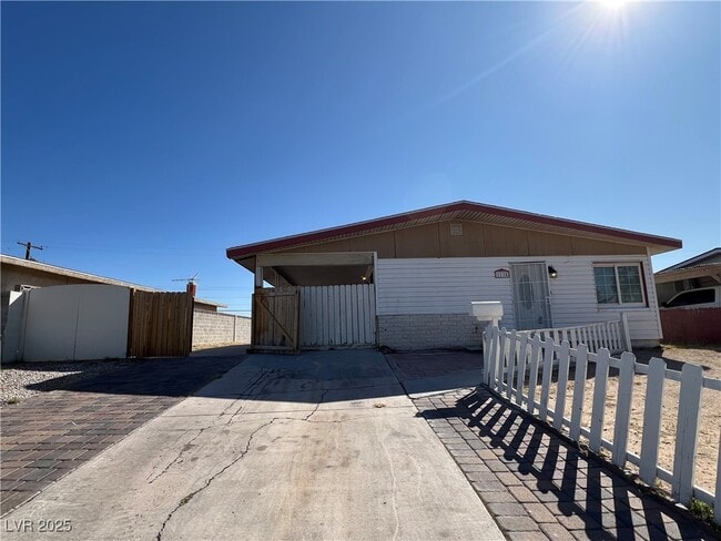 1128 Greenway Dr in Las Vegas, NV - Foto de edificio - Building Photo