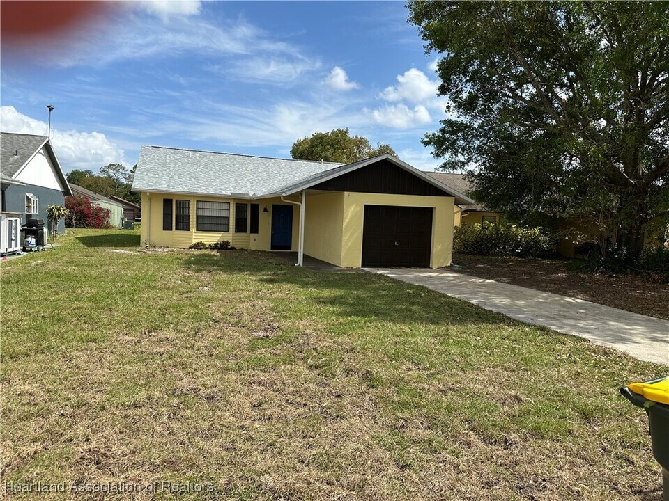 4016 Thompson Ave in Sebring, FL - Building Photo