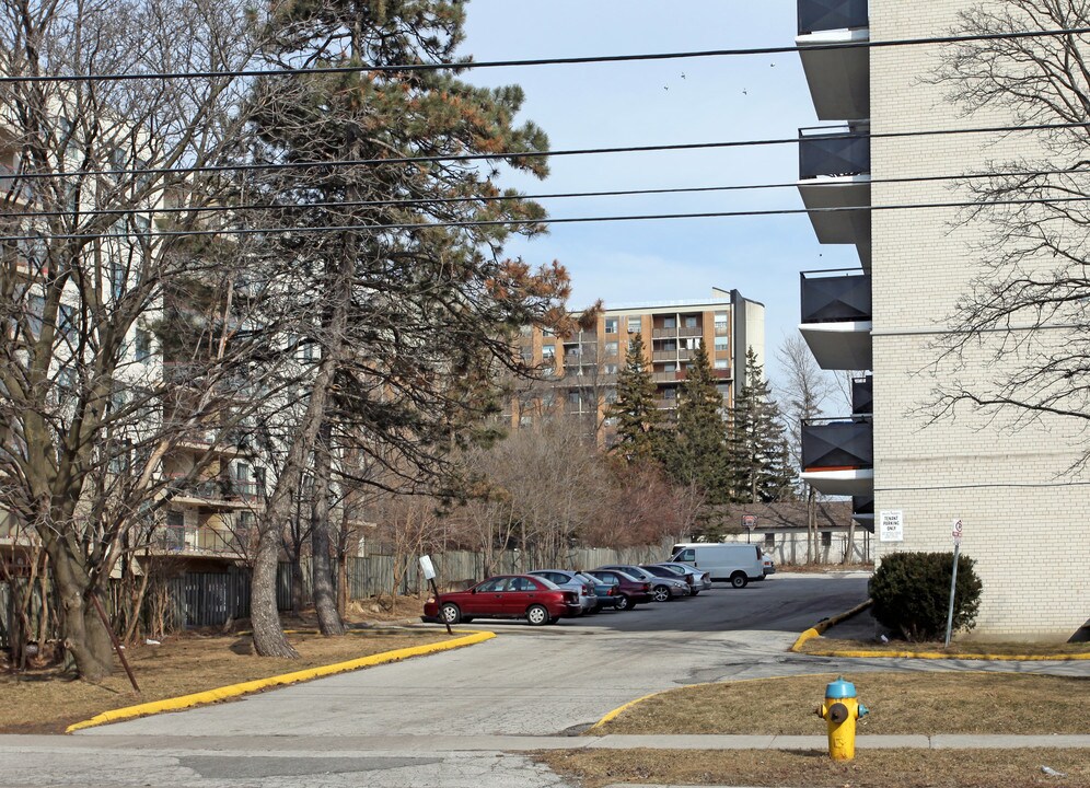 St George Manor in Toronto, ON - Building Photo