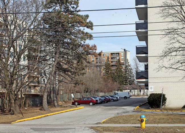 St George Manor in Toronto, ON - Building Photo - Primary Photo