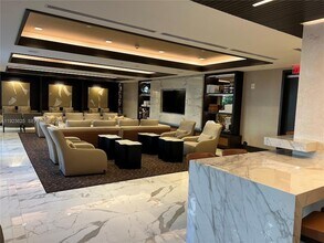 301 Altara Ave, Unit 533 in Coral Gables, FL - Foto de edificio - Building Photo