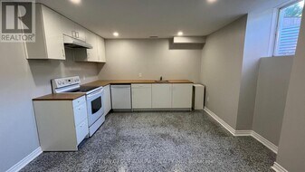 6 White Crescent in Barrie, ON - Building Photo