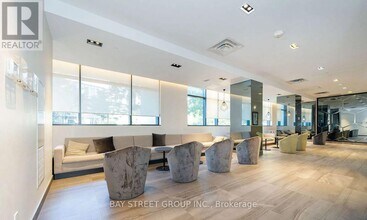 128 Fairview Mall Dr in Toronto, ON - Building Photo - Building Photo