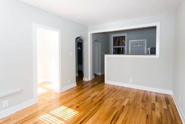 4436 N Wolcott Ave, Unit J04P