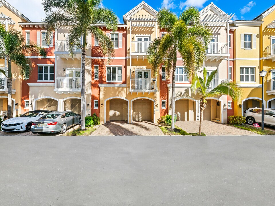 2331 Vintage Dr in Lighthouse Point, FL - Building Photo