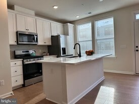 807 Shay Ct in West Windsor Township, NJ - Building Photo