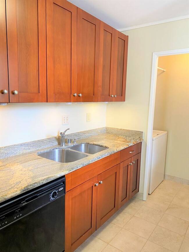 410 Haleloa Pl in Honolulu, HI - Building Photo - Building Photo