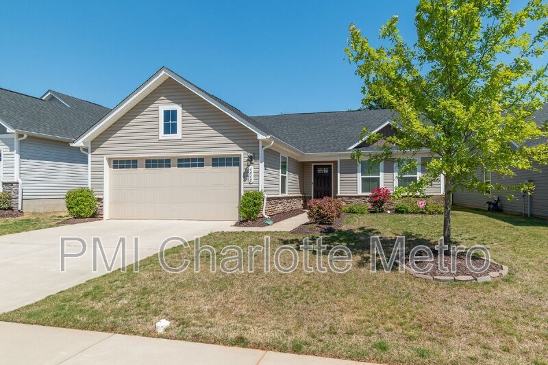 6048 Bellastead Dr in Charlotte, NC - Building Photo