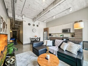 555 Evergreen St in Dallas, TX - Building Photo - Building Photo