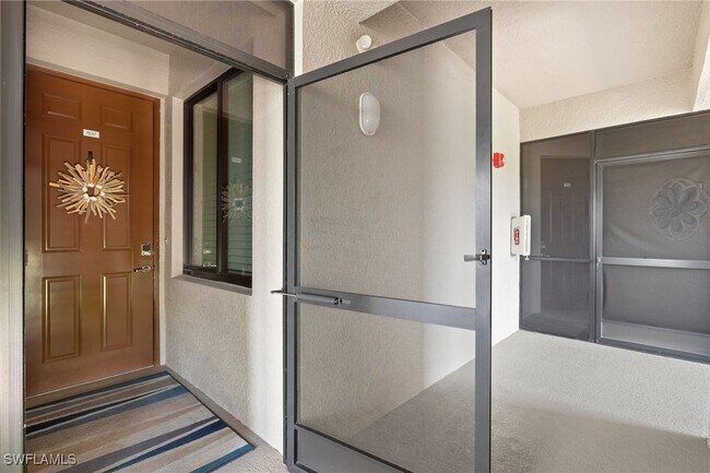 9826 Giaveno Cir in Naples, FL - Foto de edificio - Building Photo