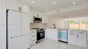 933 NE 24th Ave in Hallandale Beach, FL - Building Photo