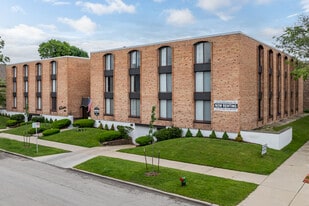 Candlelite Apartments in Milwaukee, WI - Building Photo
