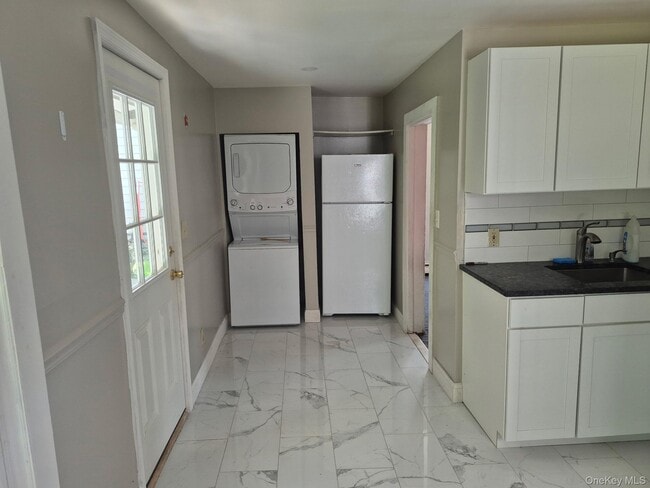 28 Alden Pl in Millbrook, NY - Foto de edificio - Building Photo