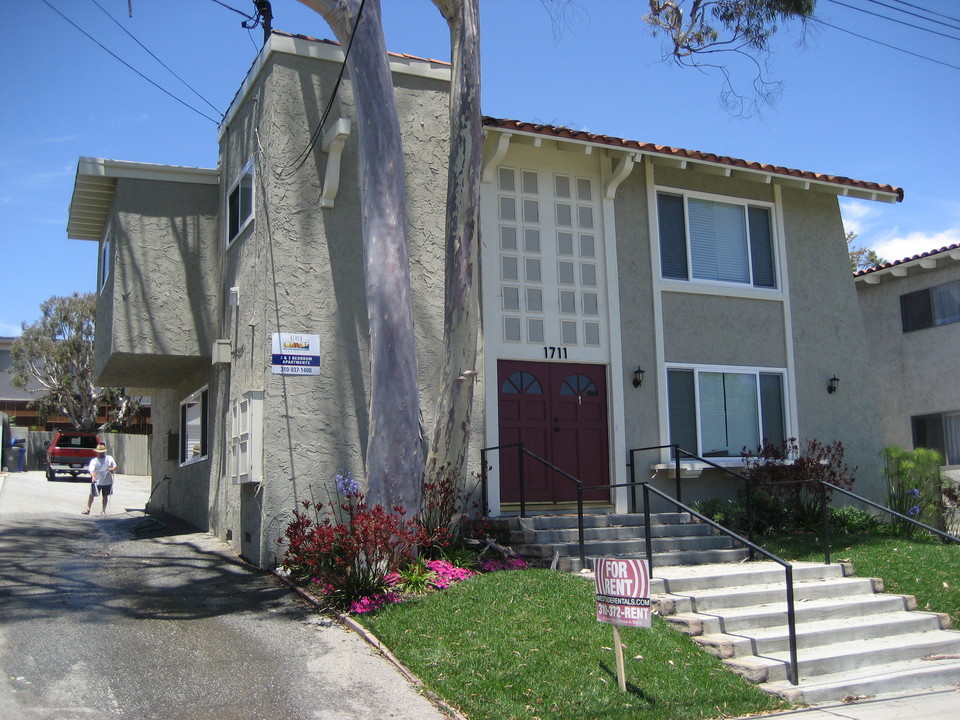 1711 Huntington Ln in Redondo Beach, CA - Building Photo