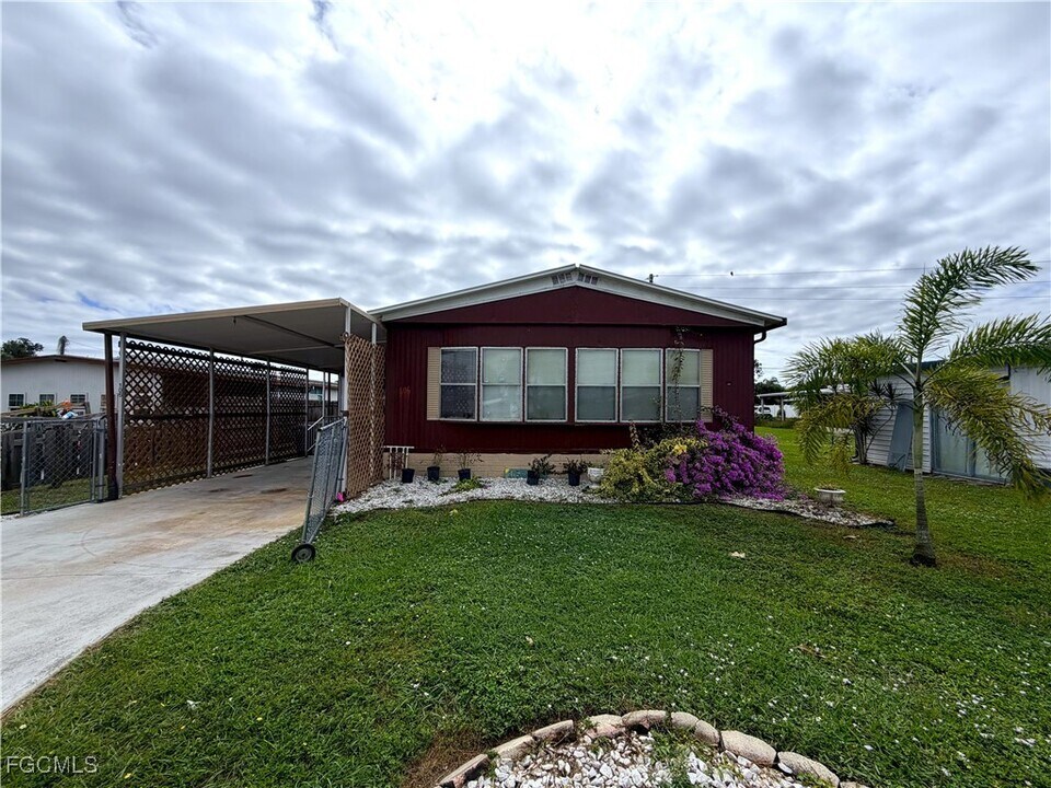 106 Gaslight Ave in North Fort Myers, FL - Building Photo