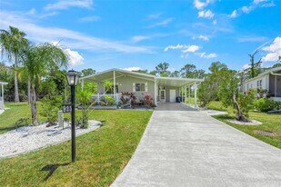 925 Iglesia Dr in North Port, FL - Building Photo