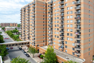 Dunton Tower Apartments in Arlington Heights, IL - Foto de edificio - Building Photo