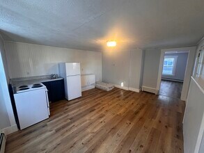 42 Newbury St, Unit 42 Newbury St #2 in Auburn, ME - Foto de edificio - Building Photo