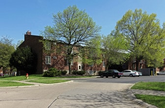 Oak Hill Village Apartments in Willoughby, OH - Foto de edificio - Building Photo