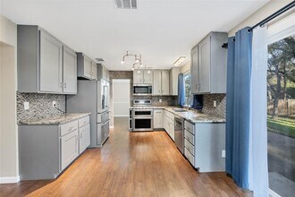 13233 Briar Hollow Dr in Austin, TX - Building Photo - Building Photo