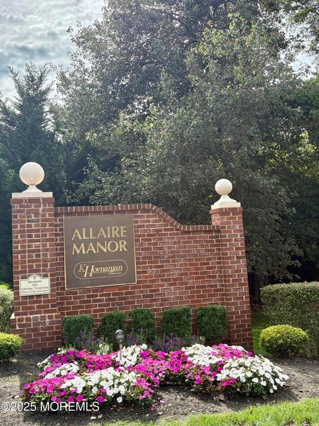 property at 61 S Manor Ct