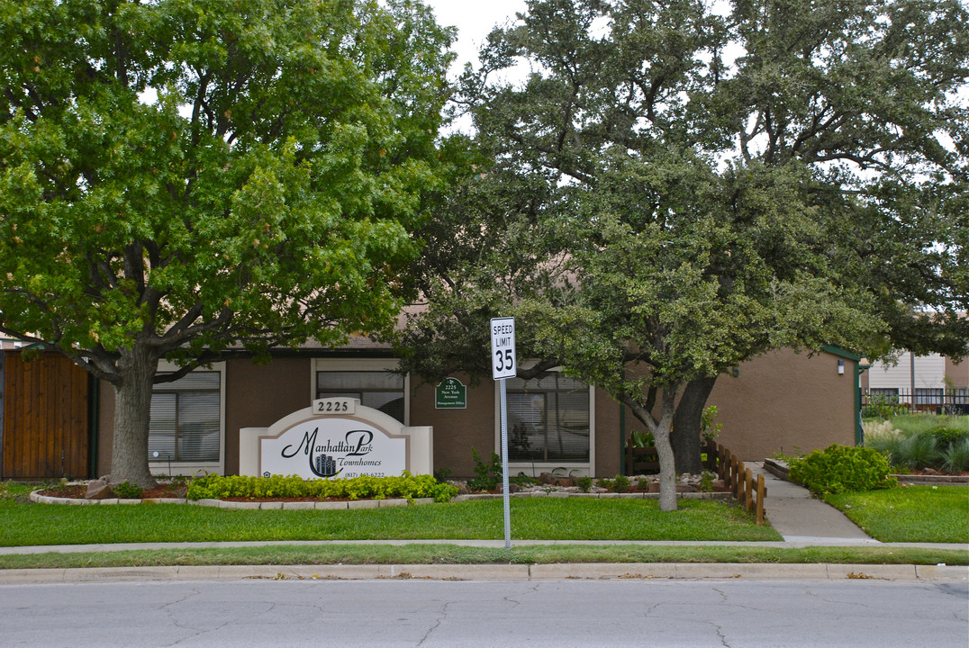 Manhattan Park Townhomes in Arlington, TX - Building Photo