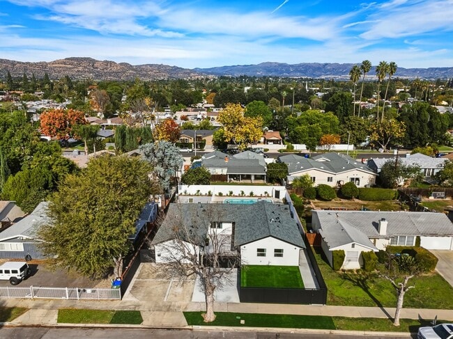 22255 Wyandotte St in Canoga Park, CA - Building Photo - Building Photo