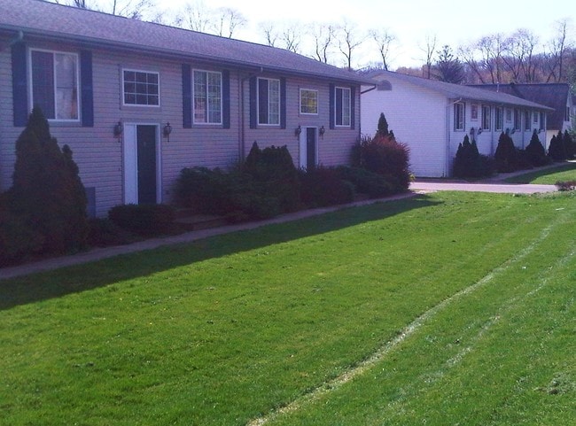 Kendall Village Townhomes in Kalamazoo, MI - Foto de edificio - Building Photo