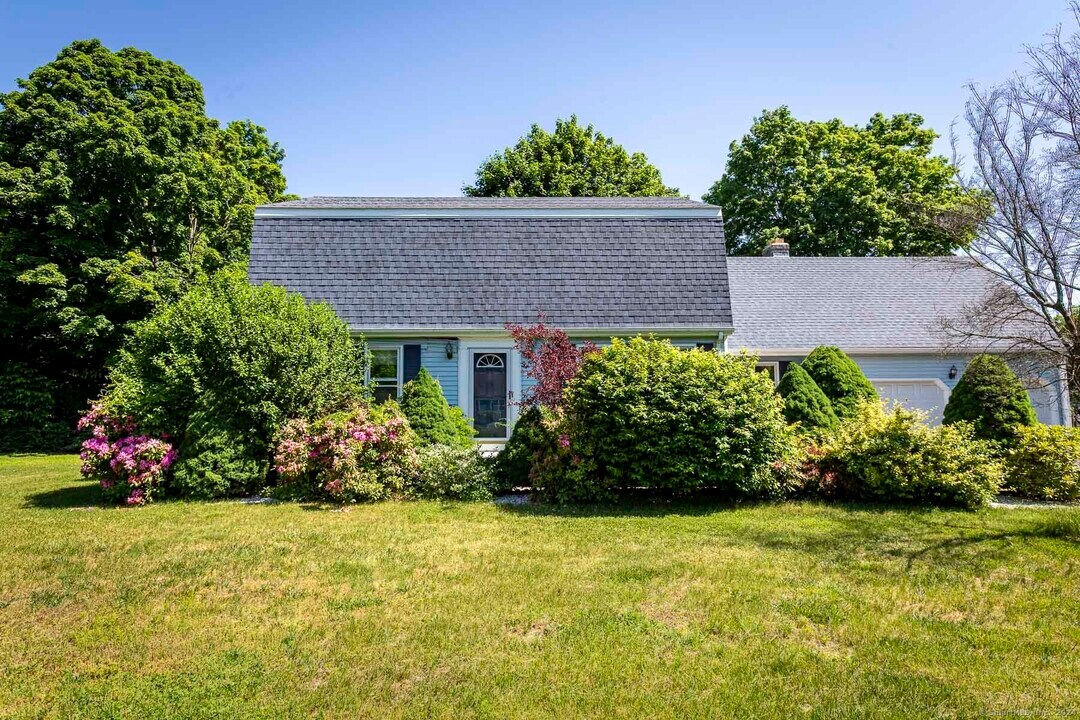32 Bourbon St in South Windsor, CT - Building Photo