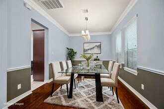 3019 Royal Oaks Grove in Houston, TX - Foto de edificio - Building Photo