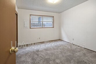 8061 NE Flanders St in Portland, OR - Building Photo - Building Photo